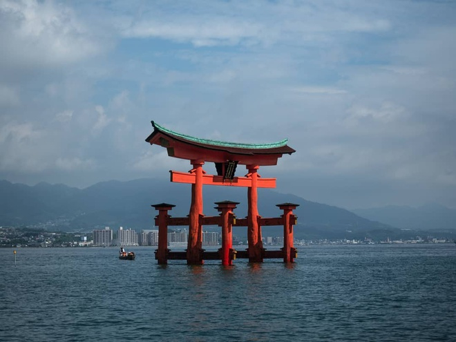 Miyajima nổi tiếng với hình ảnh cổng torii màu cam của đền nổi Itsukushima. Ảnh: Wungju.