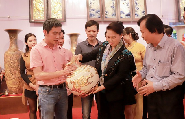 Chủ tịch quốc hội Nguyễn Thị Kim Ngân trong một lần ghé thăm Bát Tràng Family đánh giá cao về tác phẩm.