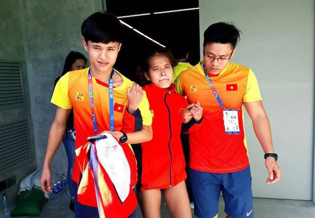Phạm Thị Hồng Lệ kiệt sức sau khi hoàn tất 42km cự li marathon tại SEA Games 30 (ảnh Dân Trí)