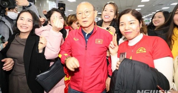 U23 Việt Nam tới Hàn Quốc, HLV Park Hang Seo gây sốt với giới truyền thông