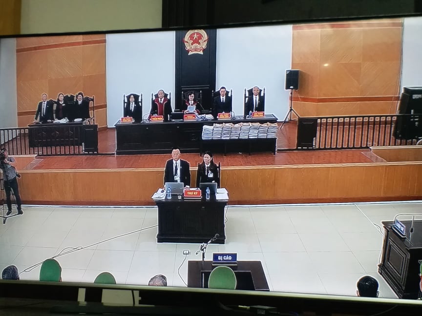 Hình ảnh HĐXX xét xử, được chụp qua màn hình tivi