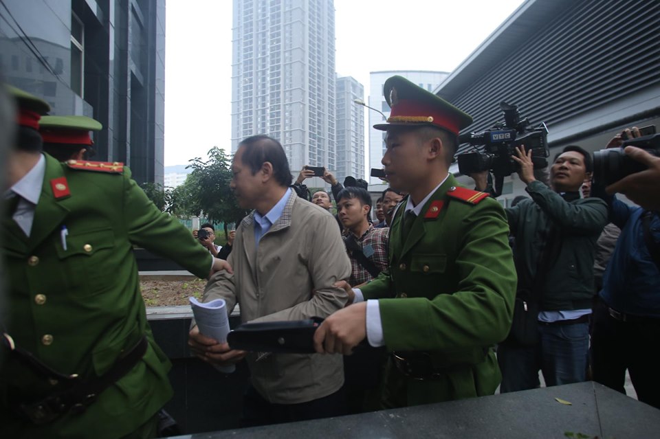 Bị cáo Trương Minh Tuấn nhanh chóng bị dẫn giải vào phòng xử án.
