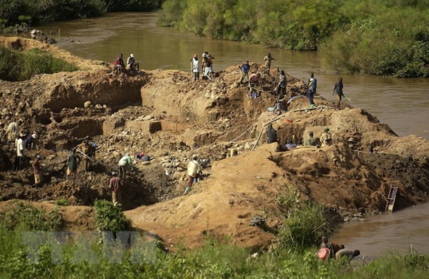Người dân đào vàng tại khu vực Ituri, Cộng hòa Dân chủ Congo. (Ảnh: AFP/TTXVN).