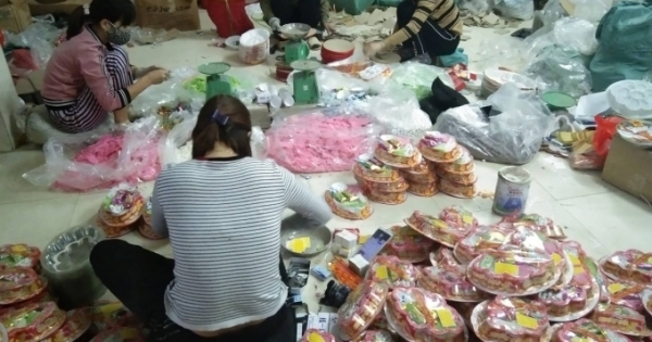 QLTT Hà Nội: Thu giữ hàng nghìn hộp bánh và mứt Tết tại La Phù