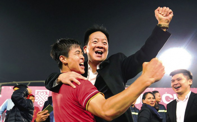 Chủ tịch HĐQT kiêm TGĐ Tập đoàn T&amp;amp;T Group Đỗ Quang Hiển cùng tuyển thủ Duy Mạnh ăn mừng chức vô địch AFF Cup 2018.