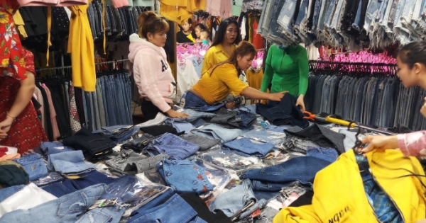 Công nhân tại các khu công nghiệp tỉnh Đồng Nai tranh thủ mua sắm Tết