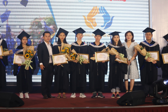 Ông Nguyễn Thanh Quyền – Phó Chủ tịch HĐQT Thắng Lợi Group trao học bổng cho các tân sinh viên được vinh danh trong chương trình “Nâng bước thủ khoa 2019”.