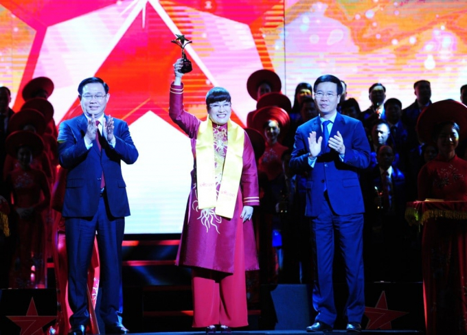 CEO Lưu Thị Thanh Mẫu nhận giải thưởng Sao Đỏ 2019.