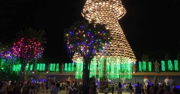 Độc đáo cây thông Noel được làm từ hơn 2 nghìn chiếc nón lá