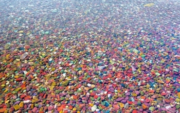 “Đẹp ngất ngây” hồ sỏi đa màu sắc nhất thế giới
