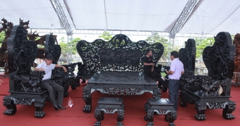 Đại gia Thanh Hóa "vác" bộ siêu bàn ghế 27 tỷ đồng đi triển lãm