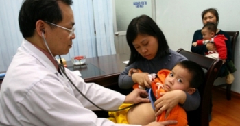 Hàng trăm trẻ Hà Nội nhập viện vì cúm