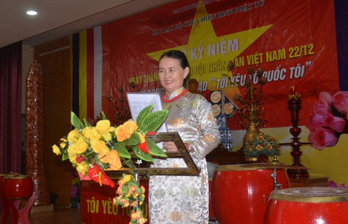 Cư sĩ Diệu Nhân - Nguyễn Thị Xuân Loan thay mặt Ban tổ chức khai mạc buổi lễ.