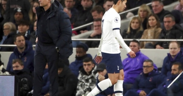Tottenham 0-2 Chelsea: Willian lập cú đúp, Son Heung Min lại nhận thẻ đỏ