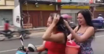Clip: Choáng với 2 cô gái vừa đi xe máy vừa múc nước gội đầu