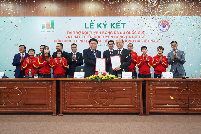 Ông Lê Trọng Khương – Tổng Giám đốc Hưng Thịnh Land (bên phải) và ông Lê Hoài Anh – Tổng thư ký VFF (bên trái) trong lễ ký kết.