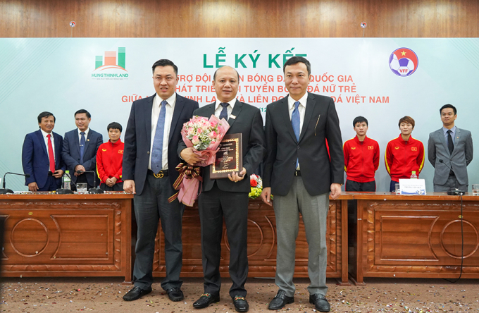 Ông Lê Trọng Khương nhận hoa và bảng danh vị từ lãnh đạo VFF.