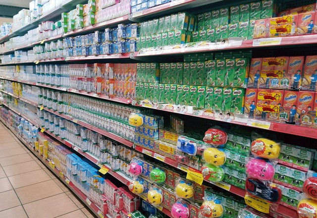 Khu vực bán sữa tại các siêu thị với rất nhiều thương hiệu trong và ngoài nước