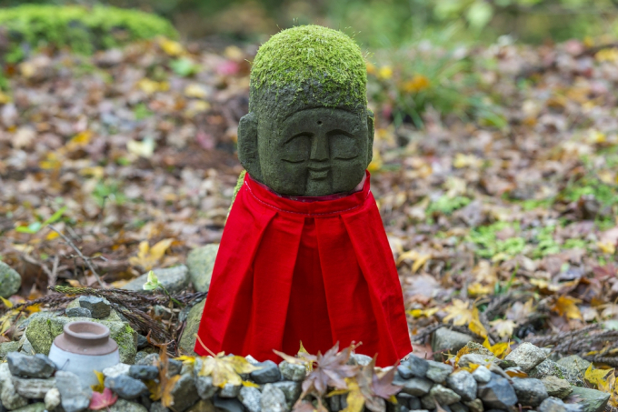 Bức tượng bồ tát Jizo mặc yếm đỏ trong vườn chùa Sanzenin ở Kyoto, Nhật Bản