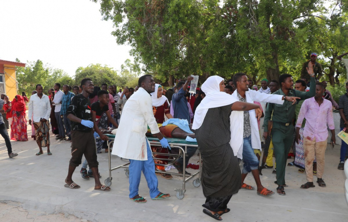 Chuyển người bị thương tại hiện trường vụ đánh bom ở thủ đô Mogadishu, Somalia ngày 28/12. (Ảnh: AFP/TTXVN).