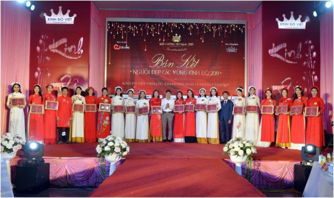 Ông Nguyễn Văn Bình, Phó Tổng Giám đốc Đài Truyền hình Kỹ thuật số VTC - Trưởng Ban giám khảo (Áo trắng giữa) cùng BTC trao chứng nhận cho 20 thí sinh lọt vào vòng chung kết.