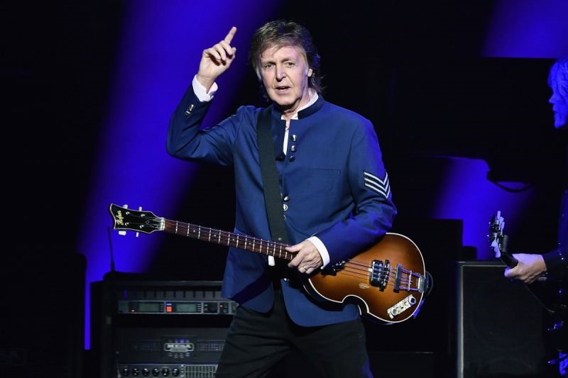 Không hoạt động cùng với Beatles, McCartney thành công với vai trò là một nghệ sĩ solo. 60 đĩa vàng và hơn 100 triệu đĩa đơn của ông đã được bán ra chỉ riêng ở Anh. Ông xếp vị trí thứ 8 với 565 triệu USD tích lũy trong 10 năm qua.