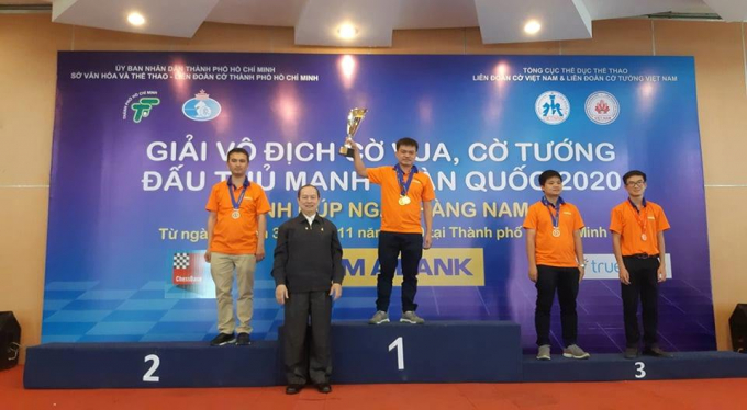 Nguyễn Đức Hòa (giữa) vô địch cờ tiêu chuẩn lẫn cờ chớp