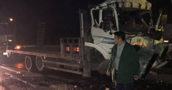 Tai nạn trên cao tốc Nội Bài – Lào Cai đầu xe biến dạng khiến 2 người tử vong