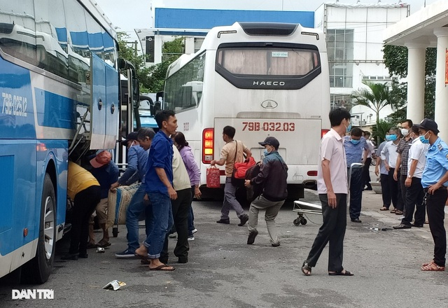Trung chuyển hành khách tại ga Nha Trang do đường sắt tê liệt vì mưa lũ. Ảnh: Dân Trí.