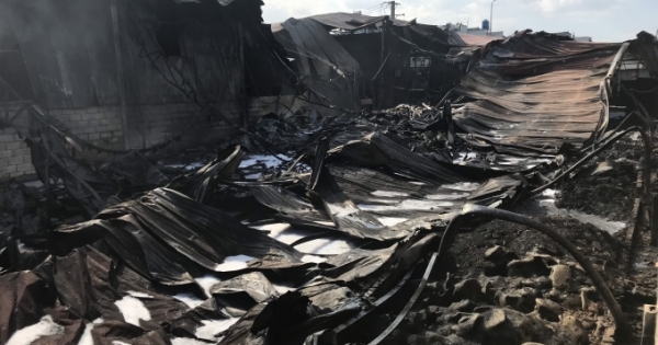 Cháy lớn nhà xưởng trong khu dân cư ở Bình Dương