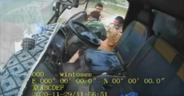 Bắc Giang: Xuất hiện clip 3 chiến sĩ CSGT văng tục, "vung tay" vào người lái xe
