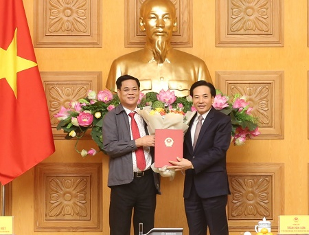 Bí thư Đảng ủy Khối các cơ quan Trung ương Huỳnh Tấn Việt trao Quyết định chỉ định Bí thư Đảng ủy VPCP nhiệm kỳ 2020-2025 đối với đồng chí Trần Văn Sơn (phải).