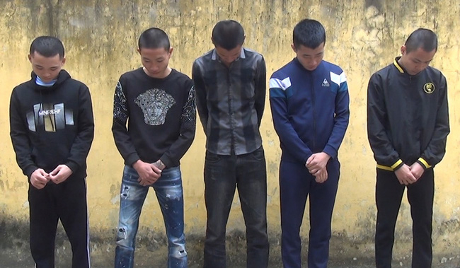 5 thanh niên dùng ma túy ngoài đồng đã bị bắt, khởi tố bị can. (Ảnh: Công an Thanh Hóa)