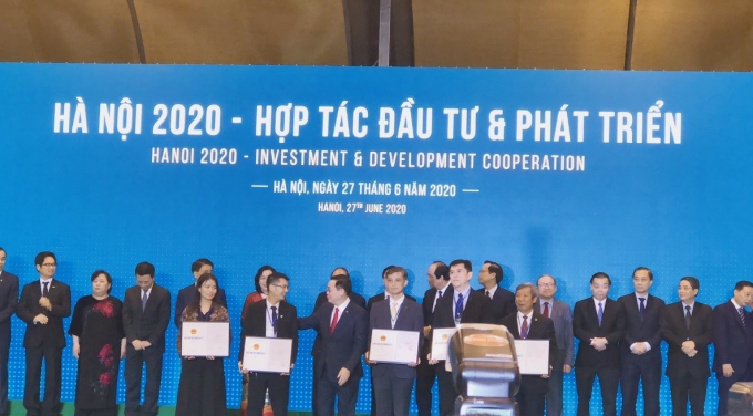 PCT Tổng công ty CP Thương mại Xây dựng nhận quyết định chủ trương đầu tư từ Bí thư Thành ủy Hà Nội Vương Đình Huệ.