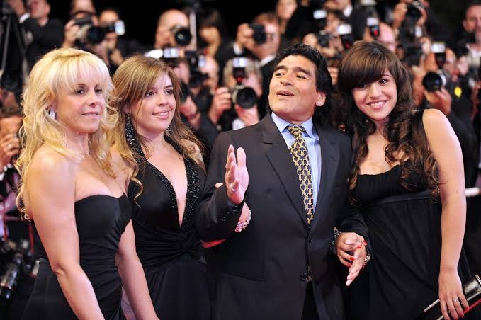 Tranh chấp tài sản, các con gái của Maradona đâm đơn ra tòa - 1