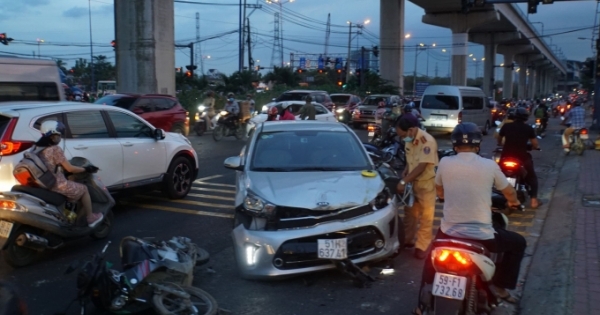 TP HCM: Ô tô tông nát nhiều xe máy giữa ngã tư, ba người bị thương