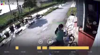 [Clip]: Ô tô "lao như hoả tiễn" tông văng người phụ nữ đi xe máy