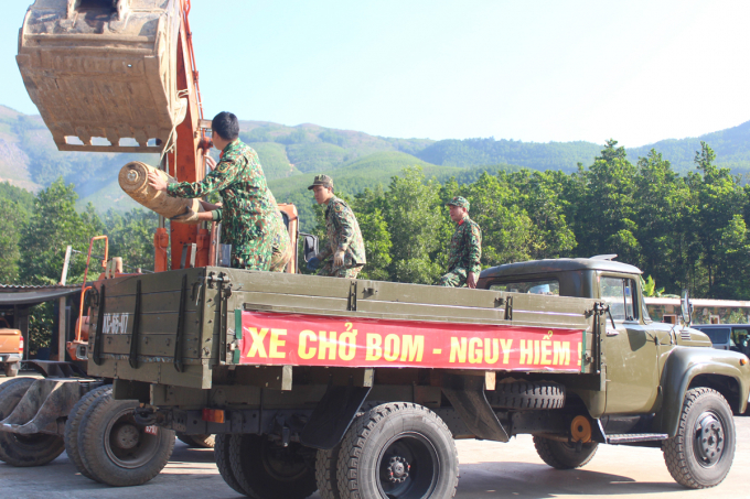 Lực lượng công binh Bộ CHQS tỉnh vận chuyển bom đến vị trí hủy nổ.
