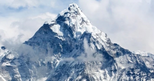 Đỉnh Everest thực sự cao bao nhiêu?