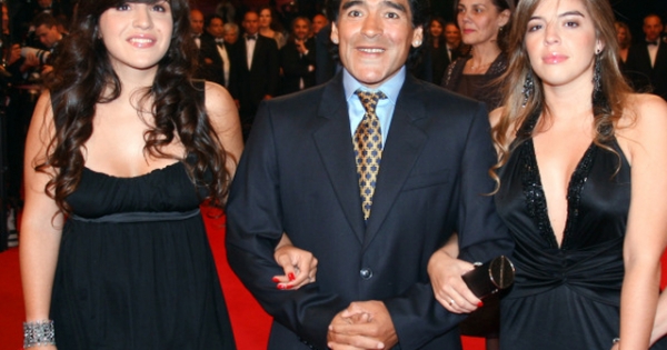 16 người thân tranh giành tài sản thừa kế của Maradona