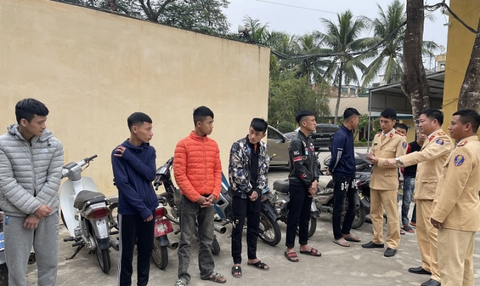 Những đối tượng tham gia nhóm đua xe, bốc đầu cùng tang vật đã bước đầu bị triệu tập tại Công an TP Sầm Sơn.
