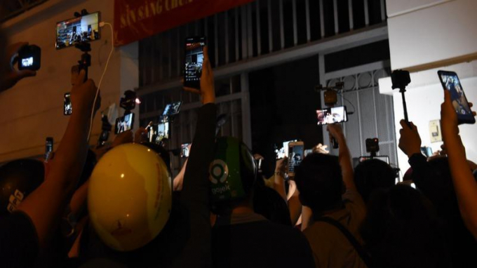 Người dân chen lấn nhau quay phim trước trung tâm pháp y TP HCM khi nghe tin nghệ sĩ Chí Tài qua đời.
