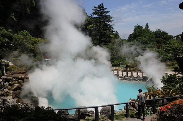 Onsen có nước xanh màu coban tại Beppu. Ảnh: Enjoyonsen