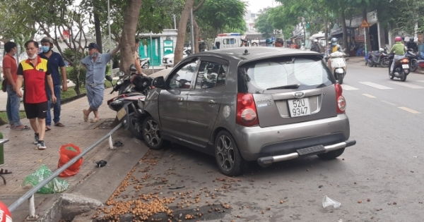 TP HCM: Ô tô tông hàng loạt khiến 2 người bị thương