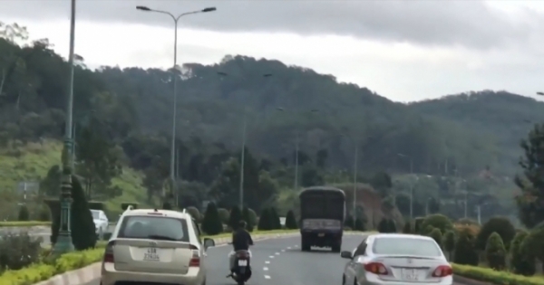 Lâm Đồng: Xác định danh tính nam thanh niên đầu trần đi xe máy đánh võng trên đường