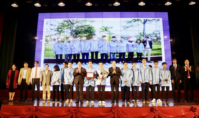 Phó Chủ tịch UBND TP Lê Khắc Nam và Giám đốc Sở GD-ĐT Lê Quốc Tiến tặng hoa và trao quà các đội tuyển tham gia Kỳ thi HSG quốc gia năm học 2020-2021