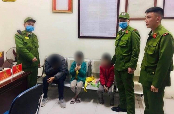 Cảnh sát 113 quận Long Biên đưa người bố cùng các con về trụ sở động viên tinh thần (Ảnh: Công an cung cấp).