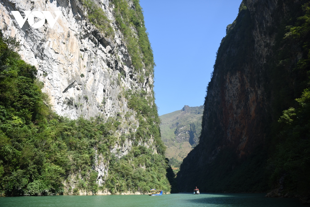 Để cảm nhận trọn vẹn vẻ đẹp của hẻm Tu Sản, du khách cũng có thể thử trải nghiệm mua vé đi thuyền, ngồi trên dòng sông Nho Quế, đắm mình vào cảnh sắc thiên nhiên nhiên thơ mộng