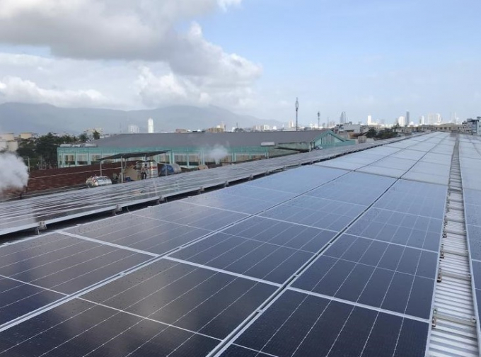 Đóng điện công trình điện mặt trời mái nhà công suất 990 kWp trên địa bàn quận Thanh Khê, TP Đà Nẵng. (Ảnh: PCĐN).