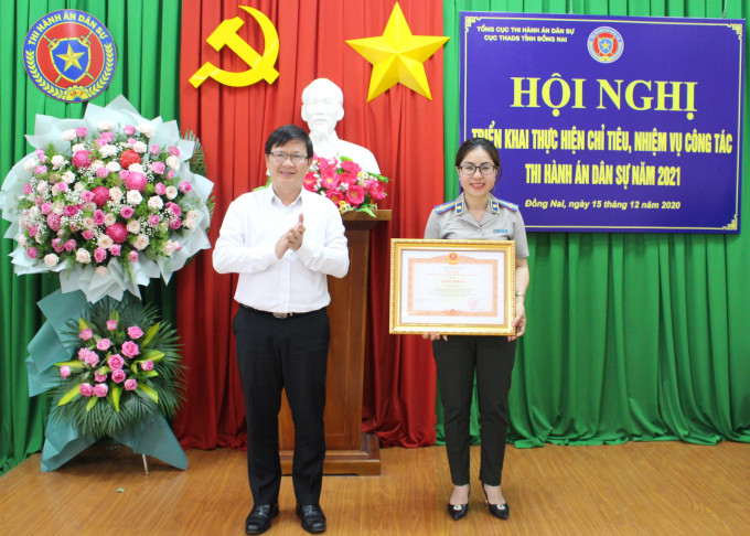 Bà Lê Thị Mạnh Hà – Chi cục trưởng Chi Cục THADS TP. Biên Hoa nhận bằng khen của Thủ tướng Chính Phủ.